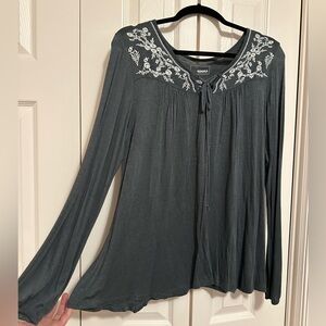 Sonoma long sleeve with white embroidery